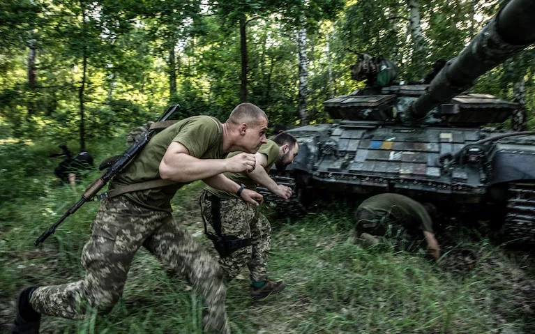 Tình cảnh binh sĩ Ukraine dưới làn đạn pháo dữ dội của quân đội Nga ở miền Đông